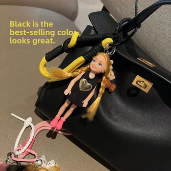 Tarpvalstybinis Jiang Paris ponia Yesha su mielu Barbie lėlės krepšiu ir pakabuku ant automobilio, raktų pakabuku ant riešo.