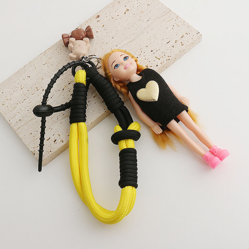 Tarpvalstybinis Jiang Paris ponia Yesha su mielu Barbie lėlės krepšiu ir pakabuku ant automobilio, raktų pakabuku ant riešo.