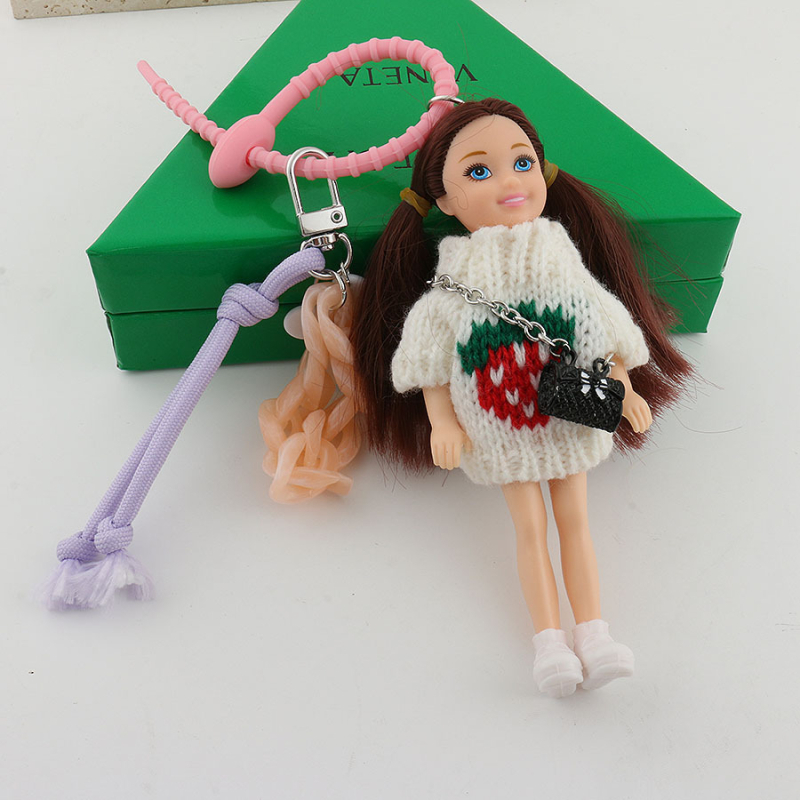 Tarpvalstybinis Jiang Paris ponia Yesha su mielu Barbie lėlės krepšiu ir pakabuku ant automobilio, raktų pakabuku ant riešo.