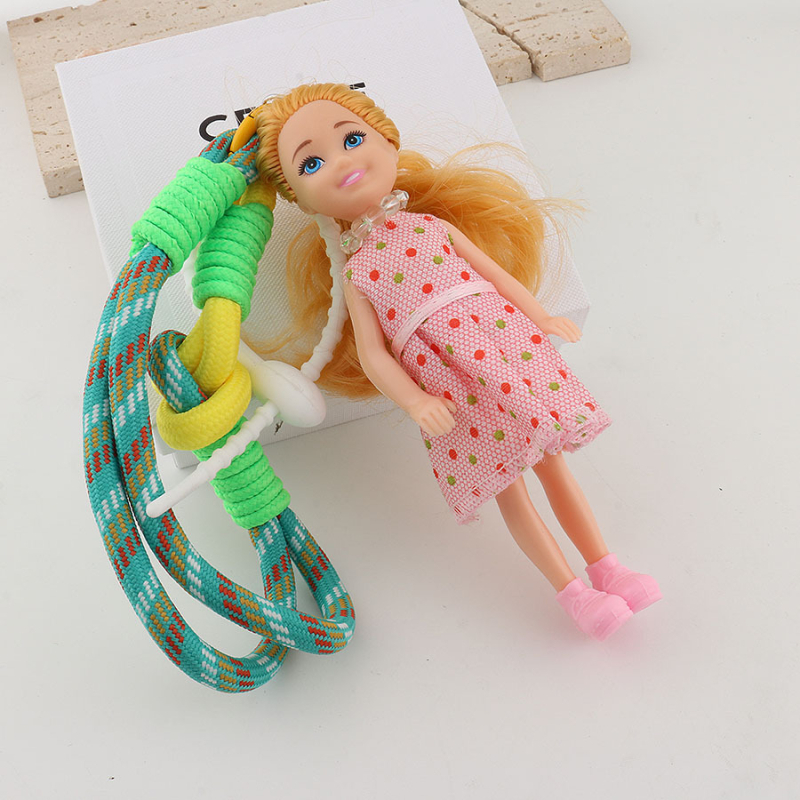 Tarpvalstybinis Jiang Paris ponia Yesha su mielu Barbie lėlės krepšiu ir pakabuku ant automobilio, raktų pakabuku ant riešo.