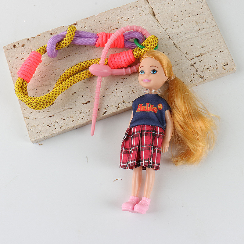 Tarpvalstybinis Jiang Paris ponia Yesha su mielu Barbie lėlės krepšiu ir pakabuku ant automobilio, raktų pakabuku ant riešo.