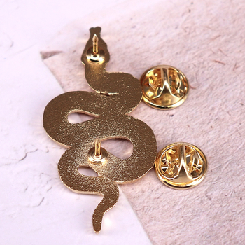 Kígyós zománc kitűző arany 3D állatos hajtóka kitűző