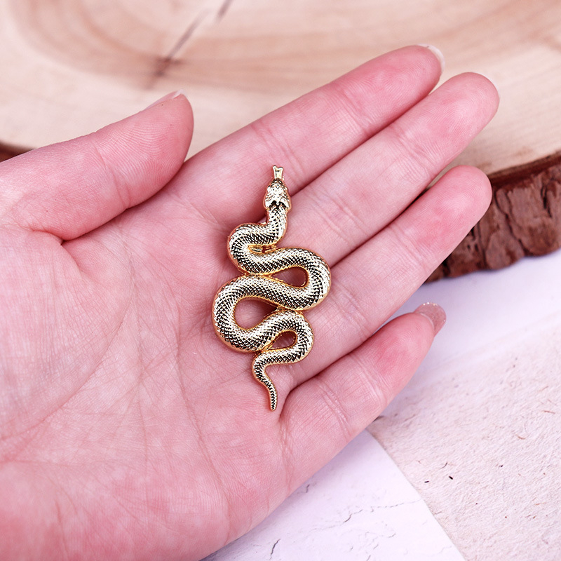 Kígyós zománc kitűző arany 3D állatos hajtóka kitűző