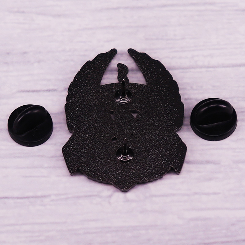 Lángoló koponya harcos bross szárnyakkal fém jelvény kiegészítőkkel ajándék