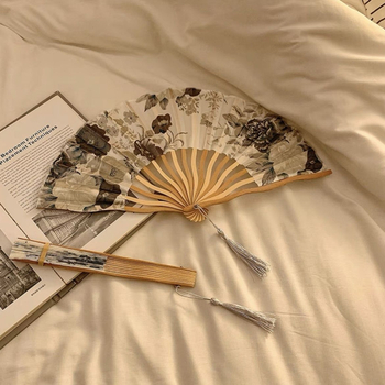 Κινεζικού στυλ φορητός πτυσσόμενος ανεμιστήρας αρχαία στηρίγματα ανεμιστήρα πτυσσόμενος ανεμιστήρας στυλ ανεμιστήρας κέλυφος γυναικεία καλοκαιρινά στηρίγματα ποζάροντας