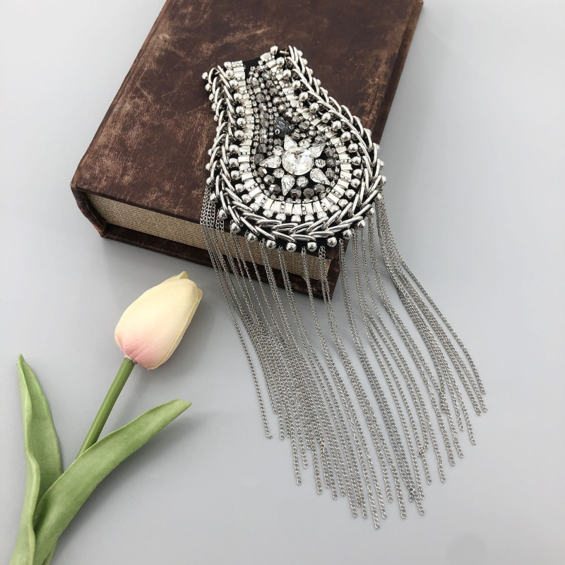 Piiriülesed teemantidega kaetud metallist tutiga õlarihmad, rasketööstuse märgid, riidest pasta, sobivad esitusülikonna isiksused, väliskaubandus, eksport, mehed ja naised