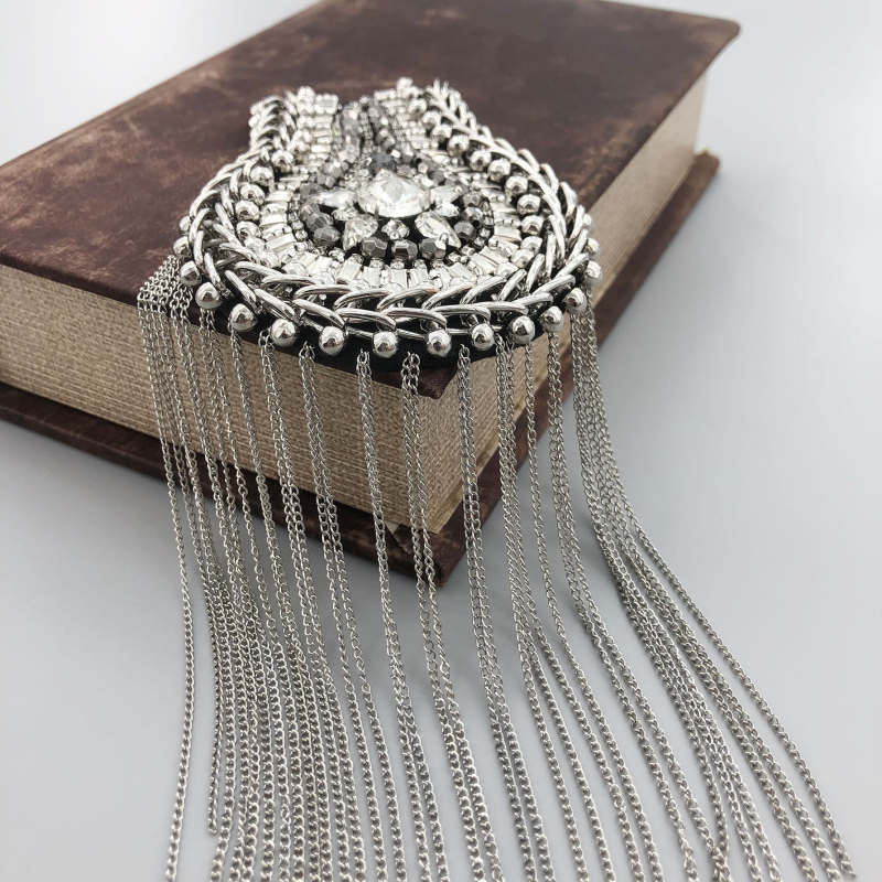 Piiriülesed teemantidega kaetud metallist tutiga õlarihmad, rasketööstuse märgid, riidest pasta, sobivad esitusülikonna isiksused, väliskaubandus, eksport, mehed ja naised