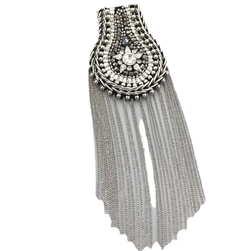 Piiriülesed teemantidega kaetud metallist tutiga õlarihmad, rasketööstuse märgid, riidest pasta, sobivad esitusülikonna isiksused, väliskaubandus, eksport, mehed ja naised