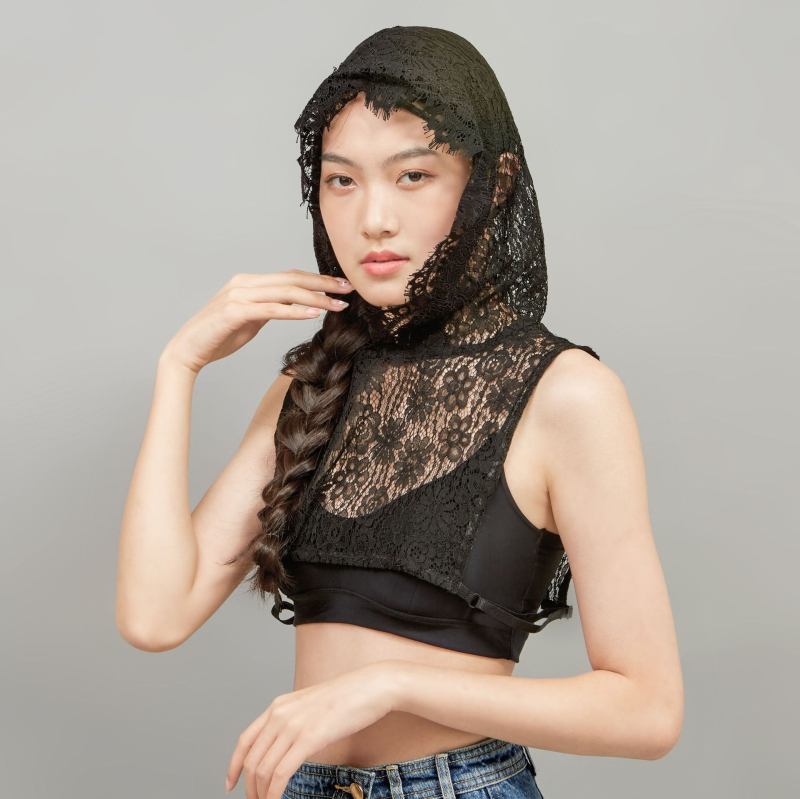 Turul on uusi tooteid, kapuutsiga päikesekaitserõivaste mood, mida saab kergesti eemaldada ja pesta krae seestpoolt. Jokeri tootjate naisterõivaid on nüüd suurtes kogustes.