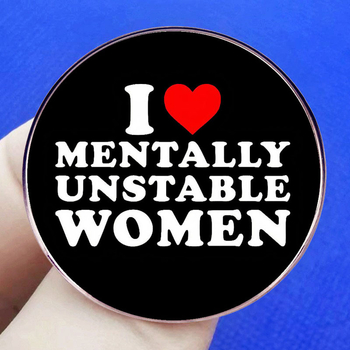 Szeretem az érzelmeket, nem a stabil nőt, bross, humor, angol kitűző, fémötvözet, jelvény, kiegészítők