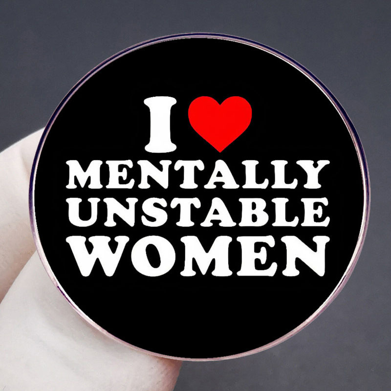 Szeretem az érzelmeket, nem a stabil nőt, bross, humor, angol kitűző, fémötvözet, jelvény, kiegészítők