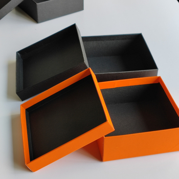 Universali diržo dėžutė Juoda dangaus ir žemės dangčio kartoninė dėžutė, pakuojanti dovanų dėžutę, kvadratinė. Įdegio formos butikinė diržo dėžutė, didmeninė prekyba.