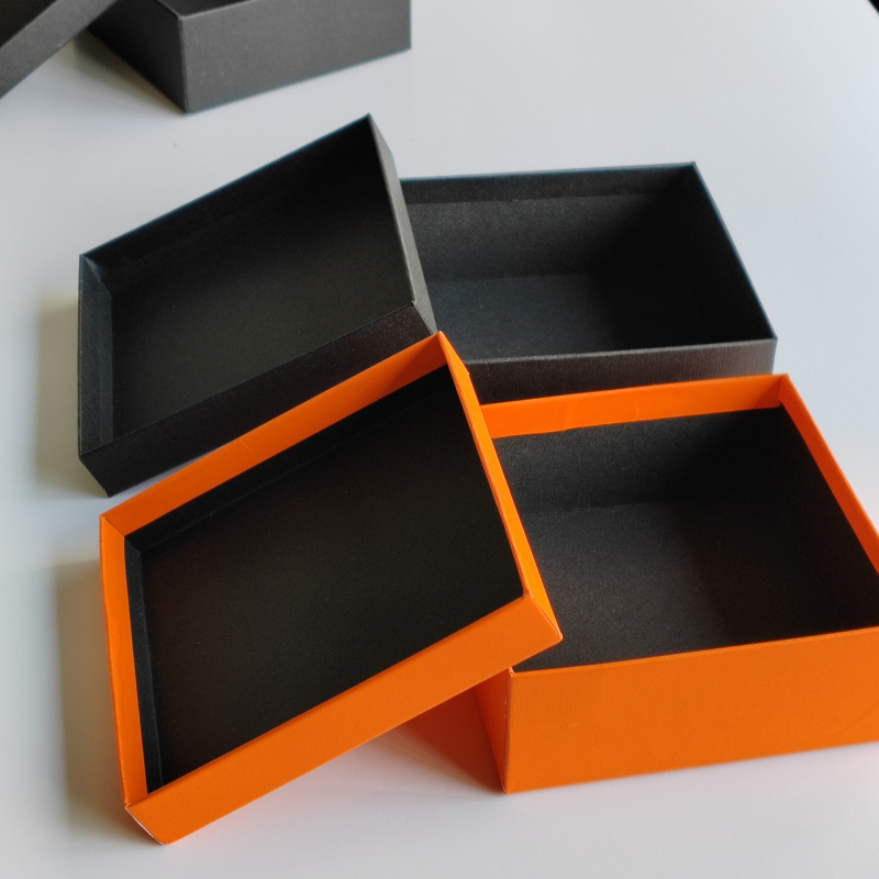 Universali diržo dėžutė Juoda dangaus ir žemės dangčio kartoninė dėžutė, pakuojanti dovanų dėžutę, kvadratinė. Įdegio formos butikinė diržo dėžutė, didmeninė prekyba.