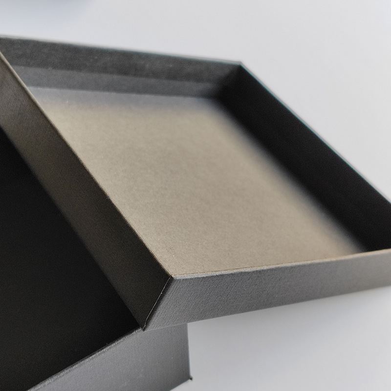 Universali diržo dėžutė Juoda dangaus ir žemės dangčio kartoninė dėžutė, pakuojanti dovanų dėžutę, kvadratinė. Įdegio formos butikinė diržo dėžutė, didmeninė prekyba.