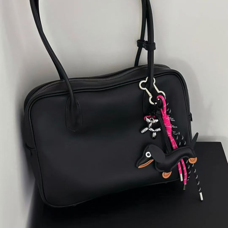 Eredeti kézzel készített fekete rózsaszín kontrasztos színű wachshund kutyatáska medál, édes, menő fekete rózsaszín wachshund kutya kulcstartó páros medál