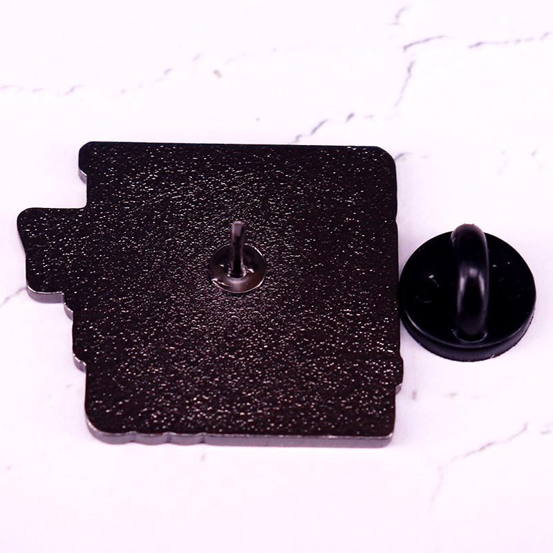 Oké, ezt nem teszem, de köszönöm jelvényes divatékszer