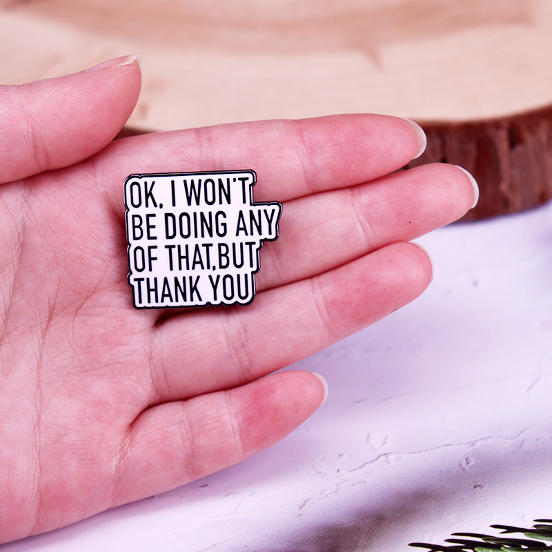 Oké, ezt nem teszem, de köszönöm jelvényes divatékszer