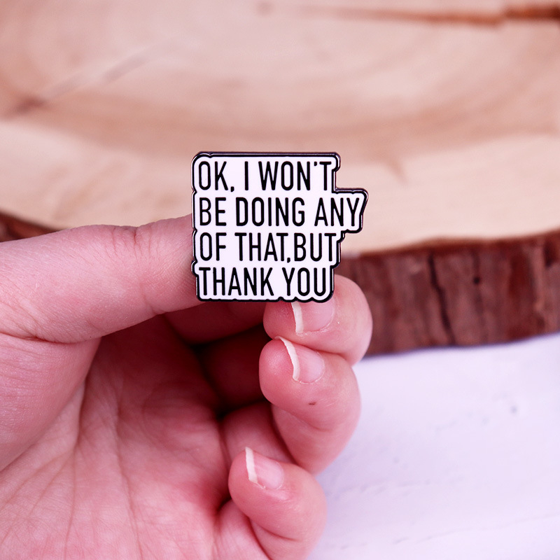 Oké, ezt nem teszem, de köszönöm jelvényes divatékszer