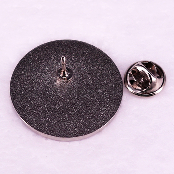 17 éves dél-koreai különféle jelvényes bross kiegészítők