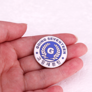 17 éves dél-koreai különféle jelvényes bross kiegészítők