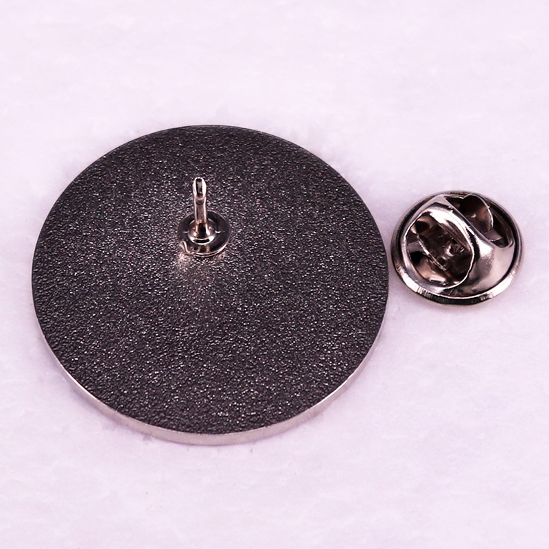 17 éves dél-koreai különféle jelvényes bross kiegészítők