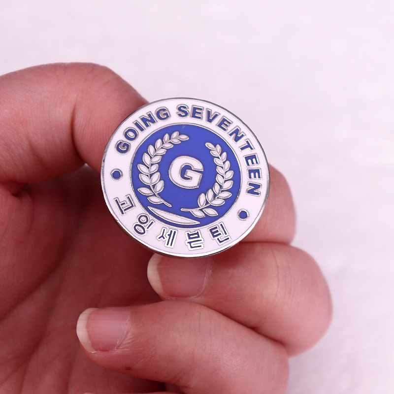 17 éves dél-koreai különféle jelvényes bross kiegészítők