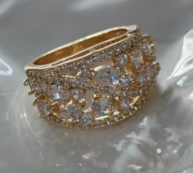 Határokon átnyúló kívánság európai és amerikai robbanások kerek üreges, kiváló minőségű textúrájú gyűrű egyedi személyiségű luxus divatos sokoldalú gyűrű