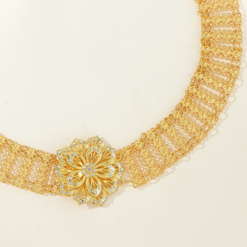 Μποέμικο στυλ με μεταλλικό λουλούδι, ζώνη με διαμάντια, διακόσμηση με διαμάντια, μακριά αλυσίδα στη μέση, αξεσουάρ ένδυσης