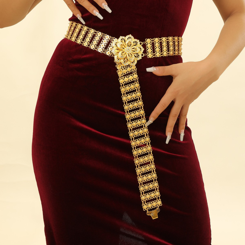 Bohém stílusú, fém virágos gyémánt öv, gyémánt díszítéssel, mindenhez illő hosszú deréklánc ruházati kiegészítőkkel