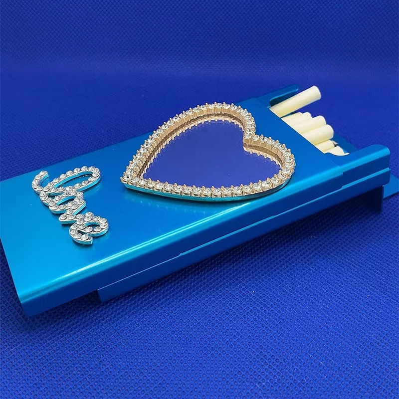 Nagykereskedelmi, határokon átnyúló alumínium cigarettadoboz, kreatív, divatos, stílusos, nedvesség- és nyomásálló, szív alakú cigarettacsipesz, 20 darab fémvastagság