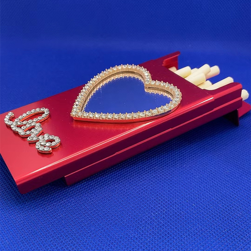 Nagykereskedelmi, határokon átnyúló alumínium cigarettadoboz, kreatív, divatos, stílusos, nedvesség- és nyomásálló, szív alakú cigarettacsipesz, 20 darab fémvastagság