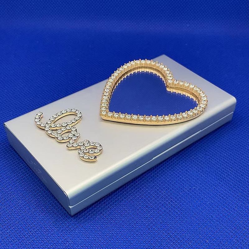 Nagykereskedelmi, határokon átnyúló alumínium cigarettadoboz, kreatív, divatos, stílusos, nedvesség- és nyomásálló, szív alakú cigarettacsipesz, 20 darab fémvastagság