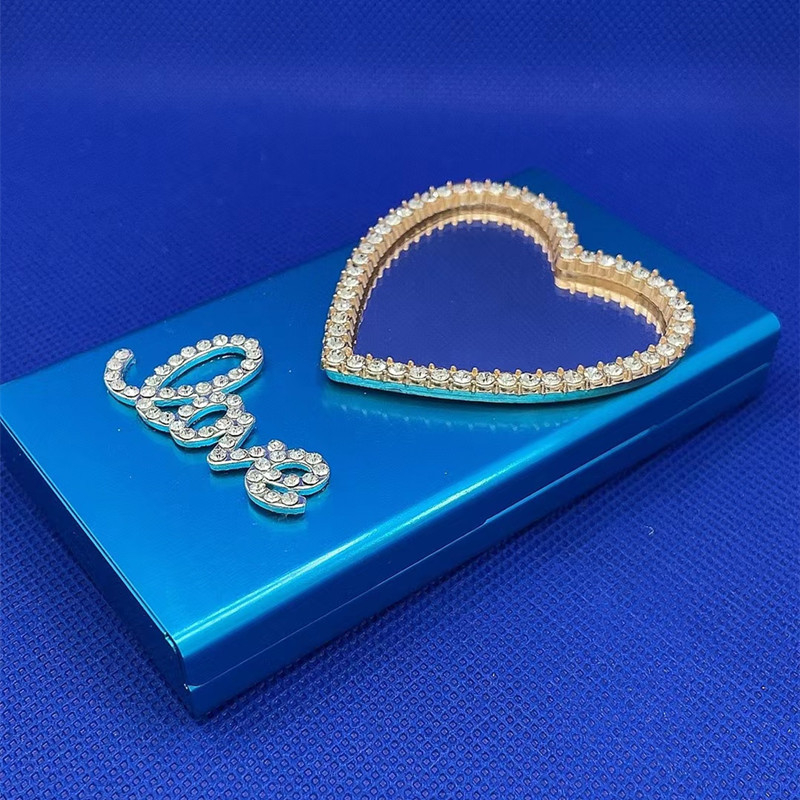 Nagykereskedelmi, határokon átnyúló alumínium cigarettadoboz, kreatív, divatos, stílusos, nedvesség- és nyomásálló, szív alakú cigarettacsipesz, 20 darab fémvastagság