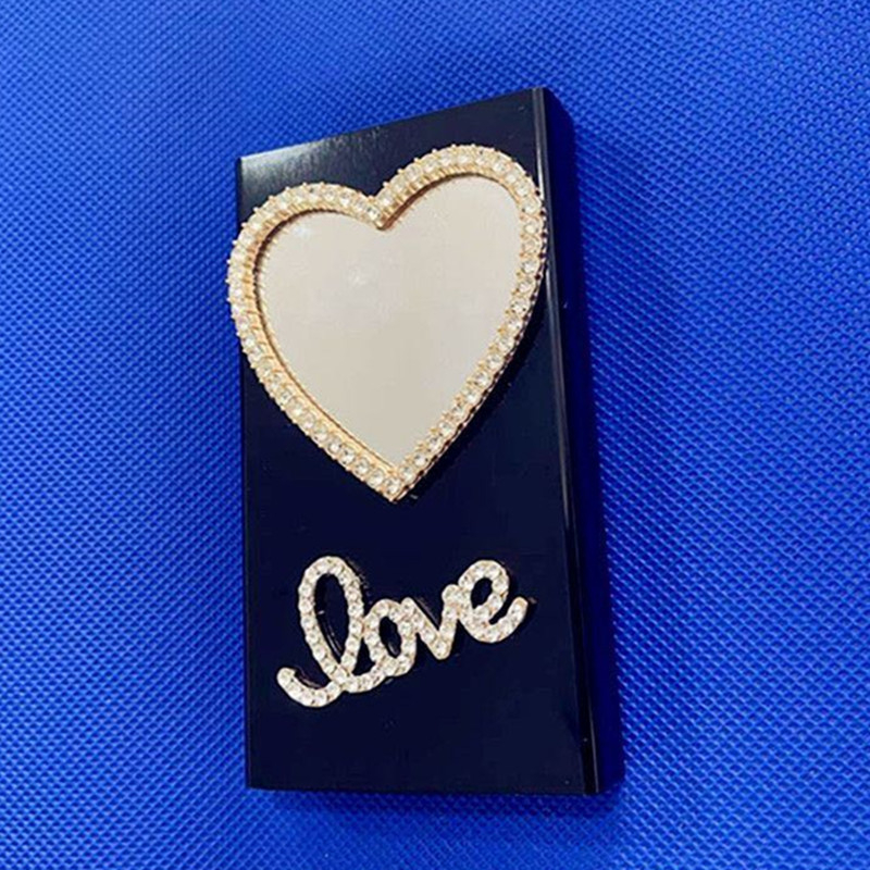 Nagykereskedelmi, határokon átnyúló alumínium cigarettadoboz, kreatív, divatos, stílusos, nedvesség- és nyomásálló, szív alakú cigarettacsipesz, 20 darab fémvastagság