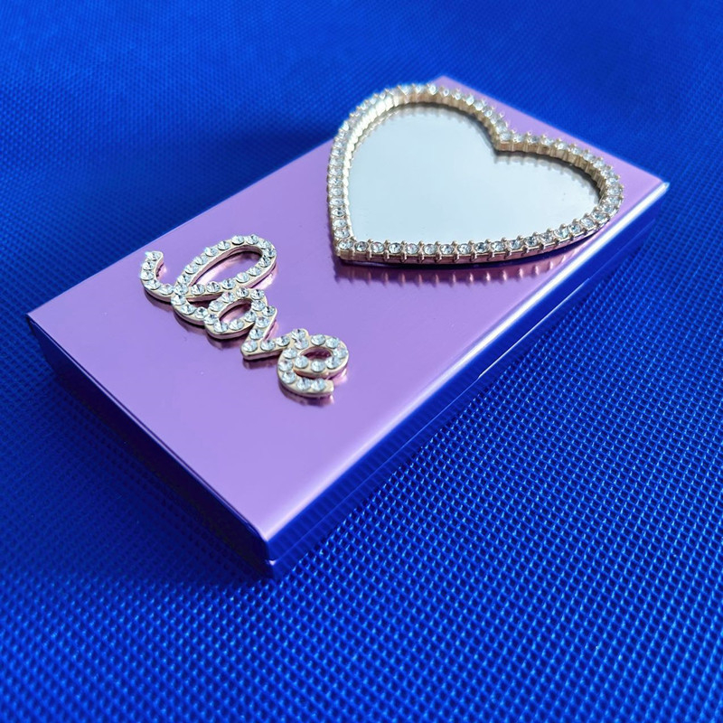 Nagykereskedelmi, határokon átnyúló alumínium cigarettadoboz, kreatív, divatos, stílusos, nedvesség- és nyomásálló, szív alakú cigarettacsipesz, 20 darab fémvastagság