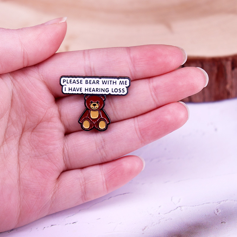 Kérlek, hallgass meg türelmesen, halláskárosodásom van, zománc kitűző, kawaii maci fém kitűző