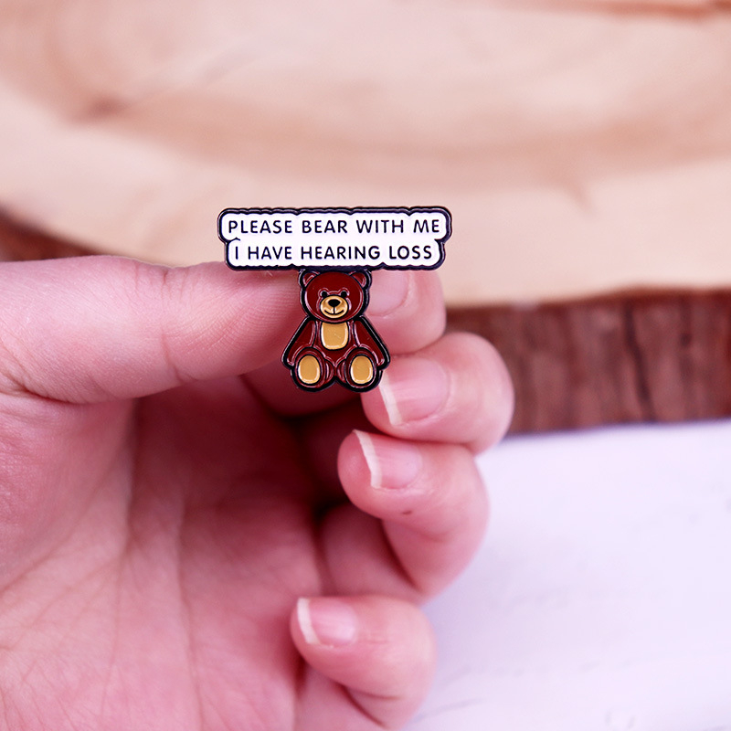 Kérlek, hallgass meg türelmesen, halláskárosodásom van, zománc kitűző, kawaii maci fém kitűző