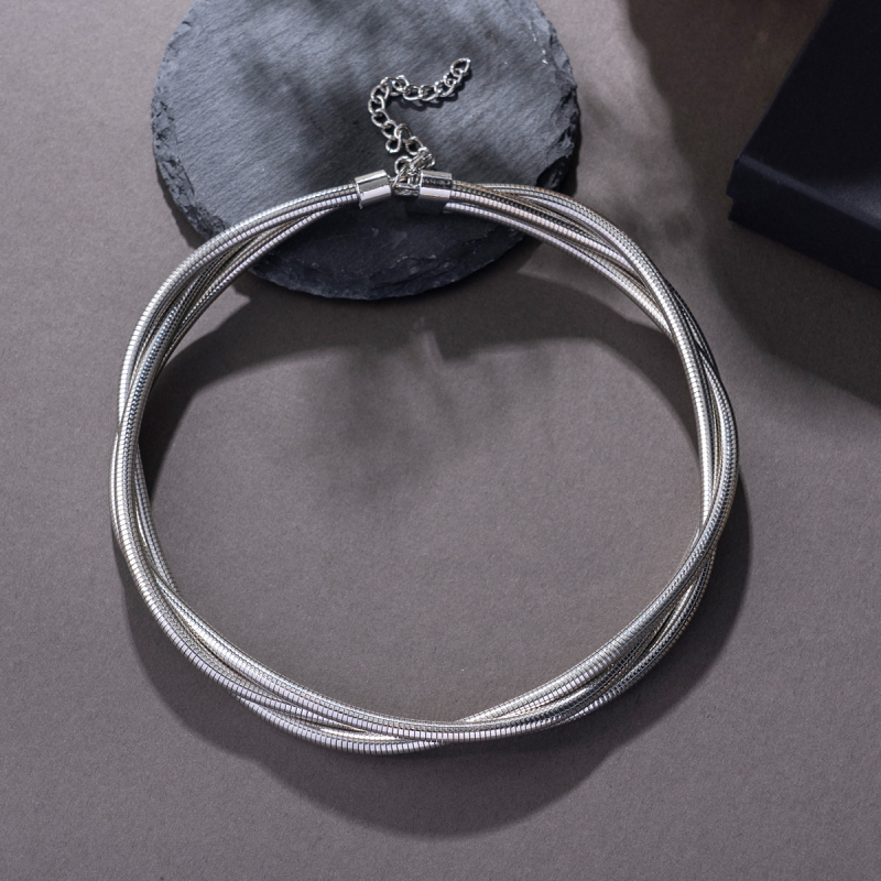 „Amazon“ karšto išpardavimo europietiškas ir amerikietiškas perdėtas karoliai, personalizuoti gyvatės kaulo daugiasluoksniai trijų eilučių sagties pankroko metaliniai karoliai