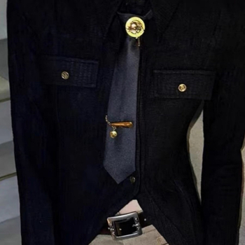 Ρετρό Γραβάτα Υψηλής Ποιότητας σε Χρώμα Καφέ, Χάλκινη Μεταλλική Αλυσίδα, Διακόσμηση με Στρογγυλή Καρφίτσα σε Κεφάλι με Αρκούδα, Πολυχρηστική Γραβάτα χωρίς Γραβάτα