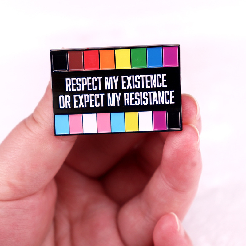 Broșă cu dungi în culoarea insignei Respect My Existence