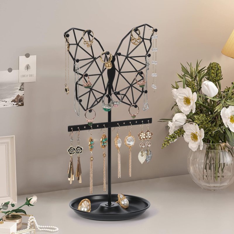 Talvine uus liblikate ehete vitriin rippuv vertikaalne kõrvarõngaste riiul käevõrude rida kaelakeede hoiuriiul laos