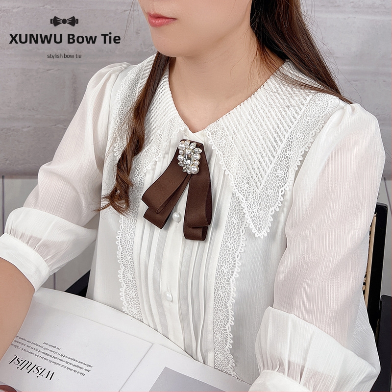 Дамска папионка, кафява риза с къри, брошка, панделка, аксесоари, пола, горна яка, декорация, панделка, щифт