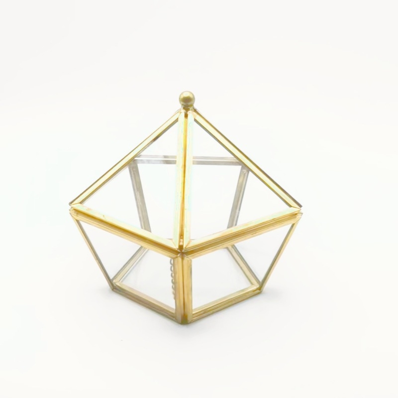 Kuuekülgne metallist vintage läbipaistev klaasist ehtekarp isetehtud abielusõrmuste karbi ja kinkekarbi kujul, ehtekarp