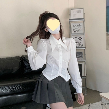 Kis méretű női tavaszi új stílus hegyes gallérral fehér hosszú ujjú ing női főiskolai stílusú blúz belső viselet alap rövid felső