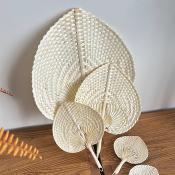 Βιετναμέζικος χαρακτηριστικός ανεμιστήρας μπαμπού σε σχήμα ροδάκινου, καλοκαιρινός ανεμιστήρας, καλλιτεχνικός ανεμιστήρας Pu, μικρός, φρέσκος και δημιουργικός, χειροκίνητος χρωματιστός ανεμιστήρας
