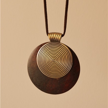 Γυναικεία αξεσουάρ από βαμβάκι και λινό σε vintage έθνικ στυλ, απλό κολιέ με μακρύ κολιέ και αλυσίδα από ξύλο, νέο