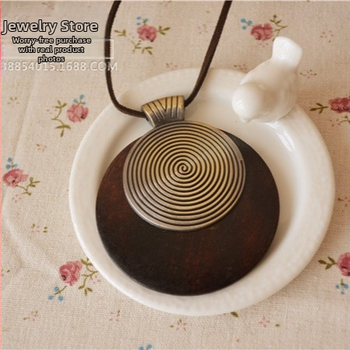 Γυναικεία αξεσουάρ από βαμβάκι και λινό σε vintage έθνικ στυλ, απλό κολιέ με μακρύ κολιέ και αλυσίδα από ξύλο, νέο