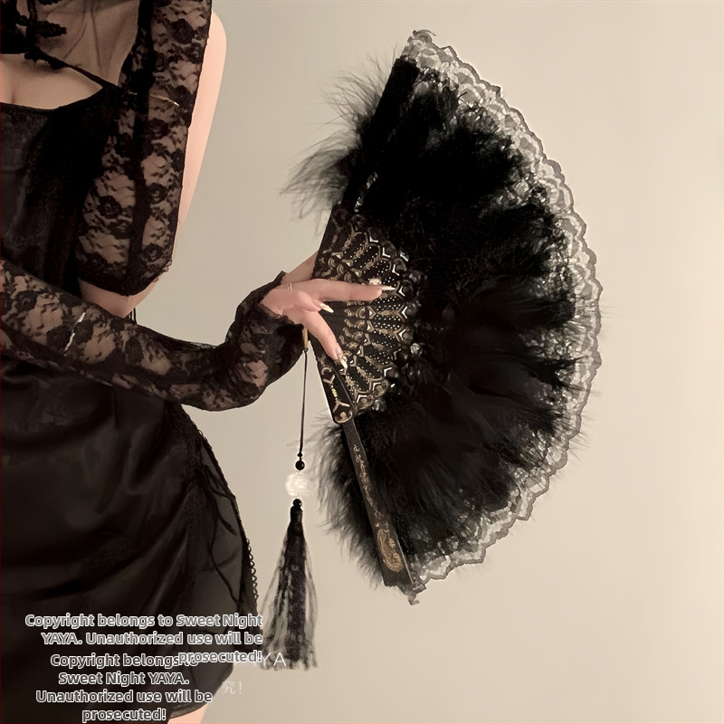 Staroveký štýl peria ventilátor Cheongsam dámske show skladací ventilátor Hanfu Nový rok čierny čipkovaný ventilátor tanečný ventilátor retro čínsky štýl