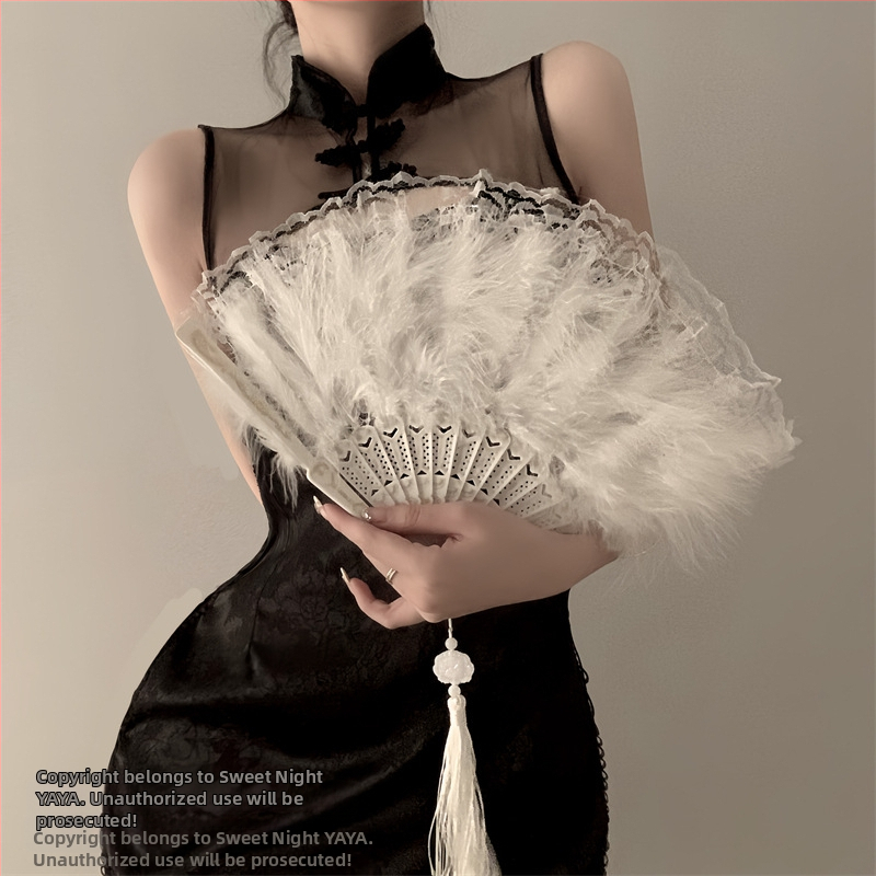 Staroveký štýl peria ventilátor Cheongsam dámske show skladací ventilátor Hanfu Nový rok čierny čipkovaný ventilátor tanečný ventilátor retro čínsky štýl