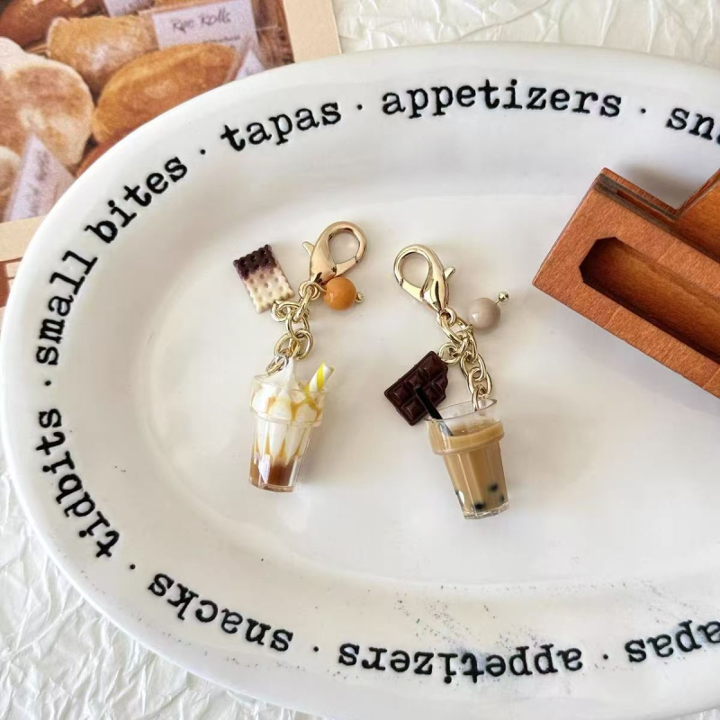 Eredeti, kézzel készített étel- és játéktej, tea, fagylaltpohár, érmetartó pénztárca, medál, pattintós táska, cipzáras csattal, kézikönyv medál